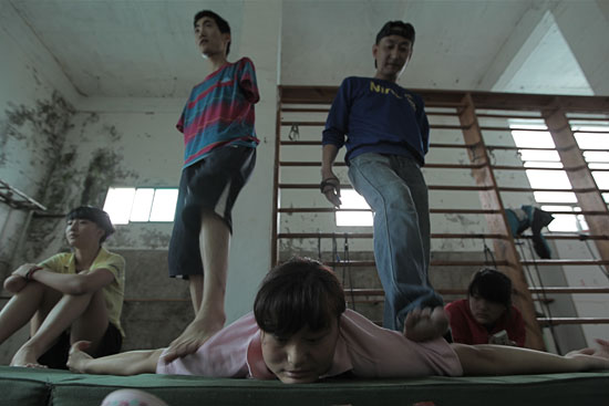 Step by step: The swimmers take turns to massage each other, some with hands, others with feet