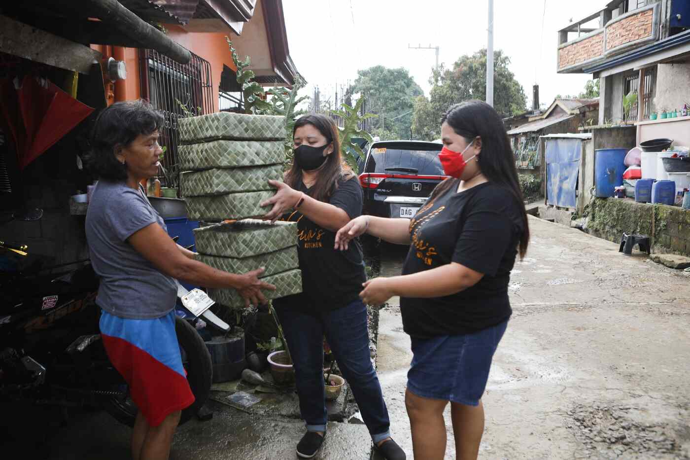  Supporting The Weavers of Luisiana With a Basket of Bread